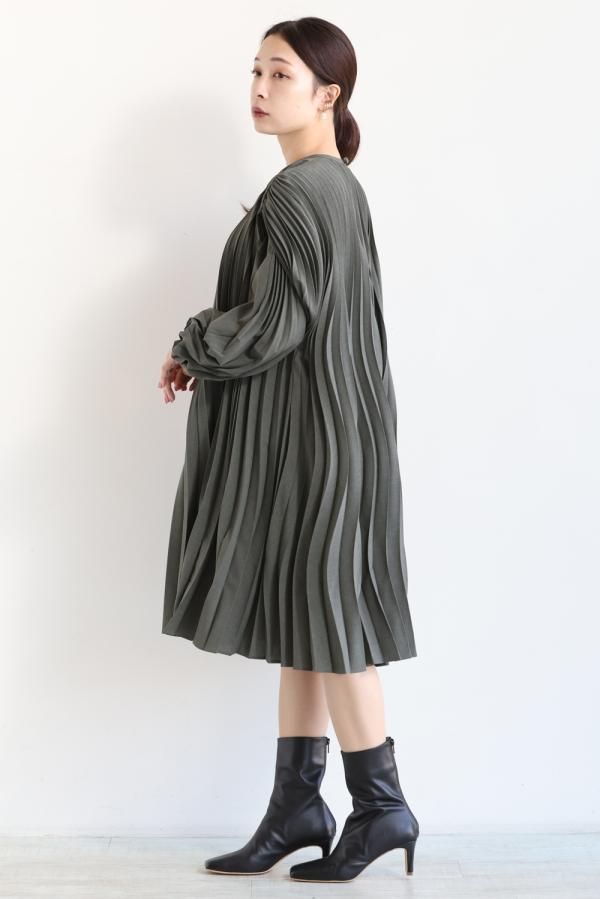 マメクロゴウチ　Curved Pleated Sleeveless Dress表地ポリエステル100%