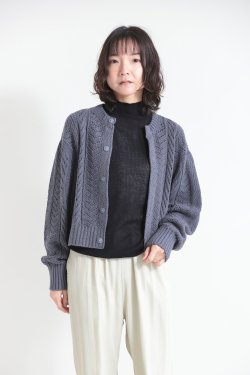 unfil(アンフィル) open work cable-knit cardigan  charcoal gray