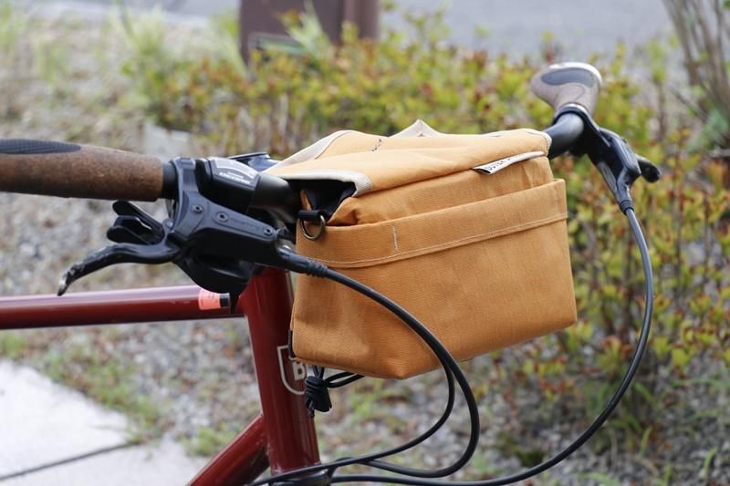 Outershell drawcord handlebar bag brown色はブラウンです