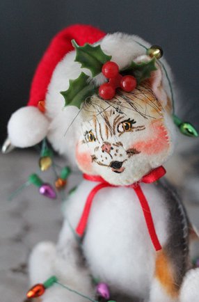 【 Annalee 】アナリードール クリスマスキャット 三毛猫 2004 クリスマスイルミネーション｜ワイヤー入りネコのぬいぐるみ（フェルト人形）