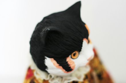 【 Goebel 】 オルゴール内蔵 ネコのビスクドール　 三毛猫 