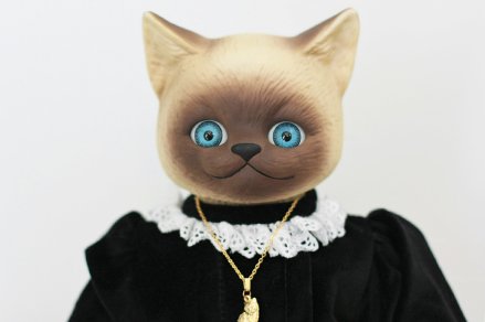 【 Goebel 】 オルゴール内蔵 ネコのビスクドール　シャムネコ 