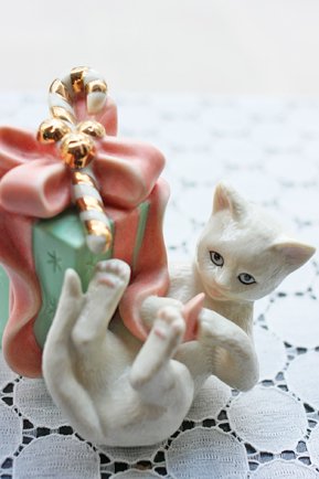 【 Lenox 】白ネコとクリスマスギフトのフィギュリン