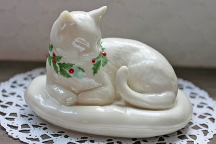 【 Lenox 】レノックス クリスマスホーリーをまとう白ネコのフィギュリン