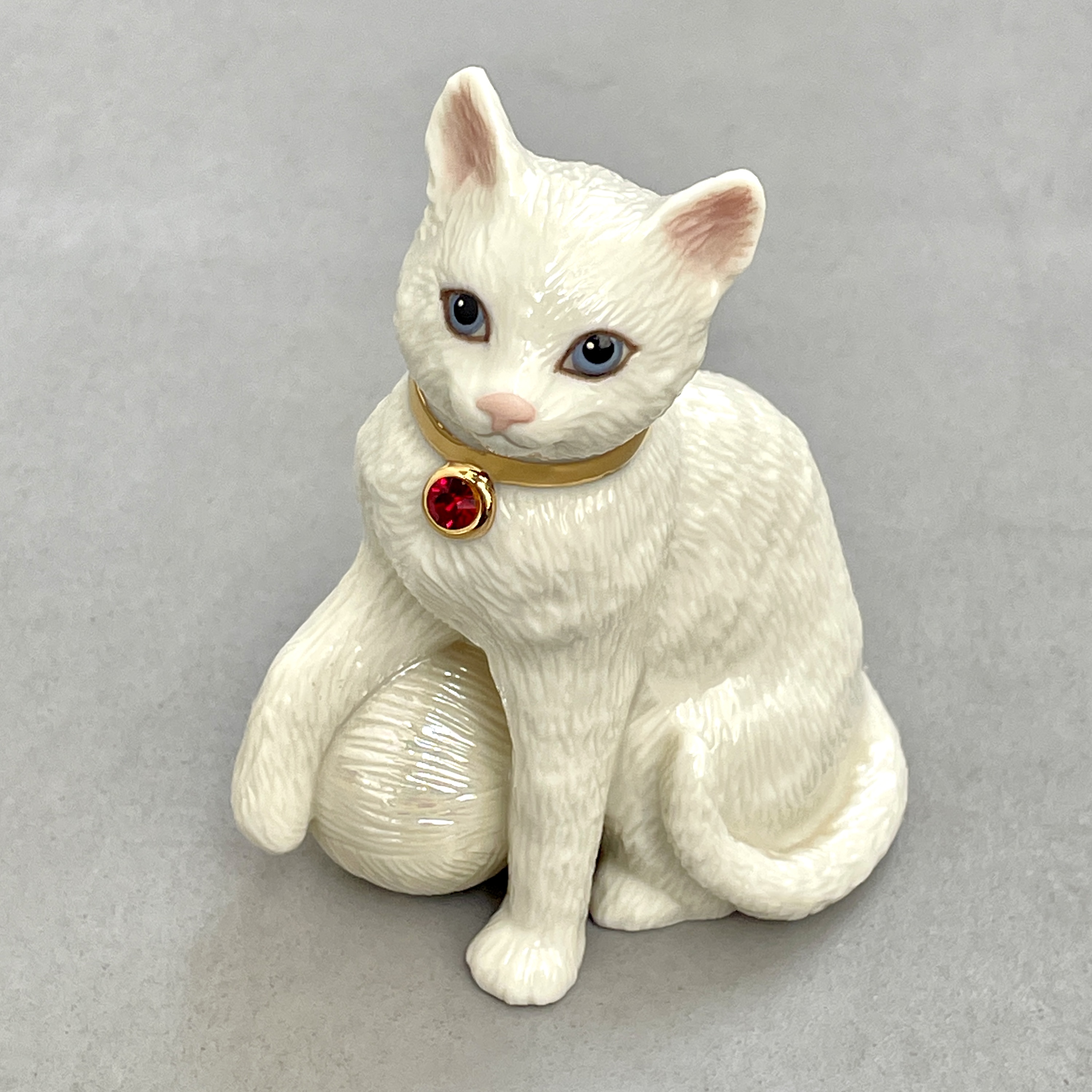 Lenox 】フィギュリン “Birthstone Kitty”｜ヴィンテージ・アンティーク猫雑貨 - La Maison du Chat  Noir｜ラ・メゾン・デュ・シャノワール