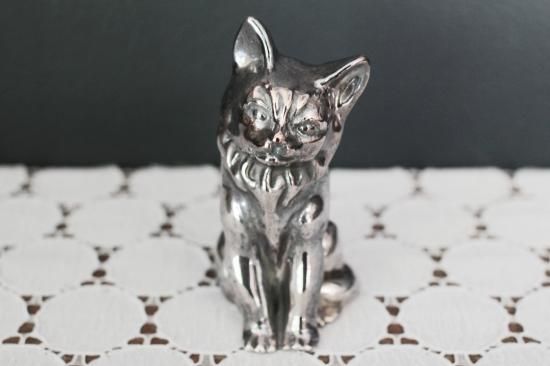 定番の中古商品 シルバー製お座りネコのフィギュリン（イギリス アンティーク雑貨