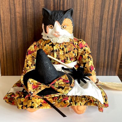 【 Goebel 】ゲーベル社 オルゴール内蔵 ハロウィンドレスのネコのビスクドール｜三毛猫 