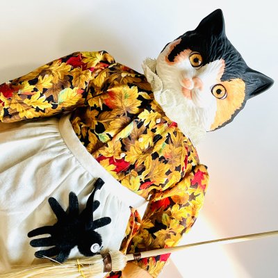 【 Goebel 】ゲーベル社 オルゴール内蔵 ハロウィンドレスのネコのビスクドール｜三毛猫 