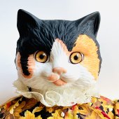 【 Goebel 】オルゴール内蔵 ハロウィンドレスを着たネコのビスクドール｜ 三毛猫 
