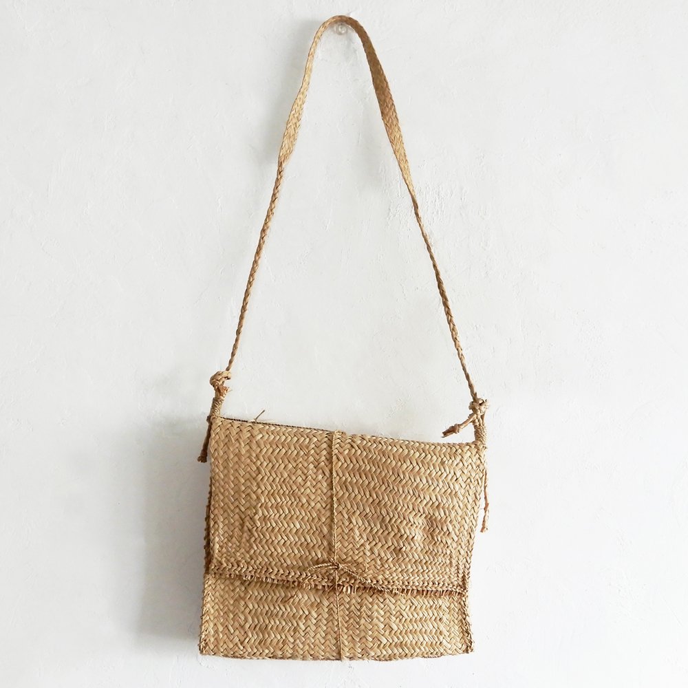 <img class='new_mark_img1' src='https://img.shop-pro.jp/img/new/icons13.gif' style='border:none;display:inline;margin:0px;padding:0px;width:auto;' />The Forest's Messenger Bag By Kraho