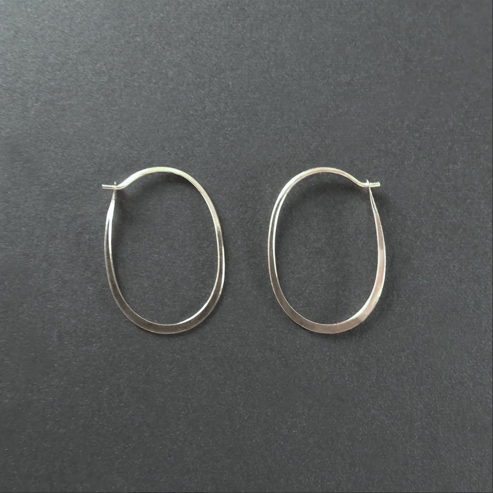 <img class='new_mark_img1' src='https://img.shop-pro.jp/img/new/icons13.gif' style='border:none;display:inline;margin:0px;padding:0px;width:auto;' />Large Oval Hoops/Silver (Melissa Joy Manning)