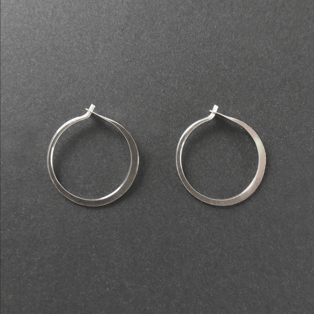 <img class='new_mark_img1' src='https://img.shop-pro.jp/img/new/icons13.gif' style='border:none;display:inline;margin:0px;padding:0px;width:auto;' />Large Round Hoops/Silver (Melissa Joy Manning)