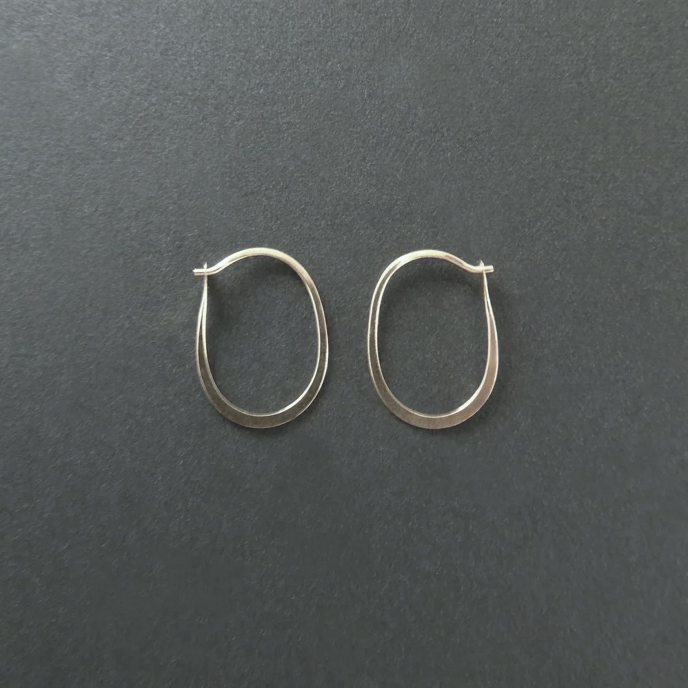 <img class='new_mark_img1' src='https://img.shop-pro.jp/img/new/icons13.gif' style='border:none;display:inline;margin:0px;padding:0px;width:auto;' />Small Oval Hoops/Silver (Melissa Joy Manning)