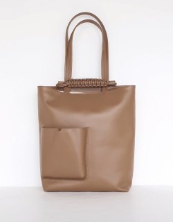 <img class='new_mark_img1' src='https://img.shop-pro.jp/img/new/icons1.gif' style='border:none;display:inline;margin:0px;padding:0px;width:auto;' />PAZAR TOTE BAG BOOK - SMOOTH ITALIAN LEATHER / Mushroom
