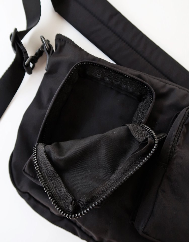 AMIACALVA】 GABARDINE BODY BAG [S] / Black｜kink online shop