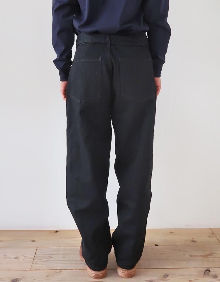 COMOLI】 ブラックデニムベルテッドパンツ / C03-03001｜kink online shop