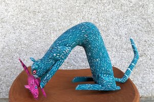 オアハカ ウッドカービング 木彫人形 サンチアゴ  [ネズミを咥えたネコ  27cm] 