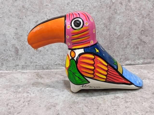 カラフルなトゥカンの陶器置物 カラフルなトゥカンの陶器置物