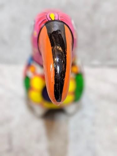 カラフルなトゥカンの陶器置物