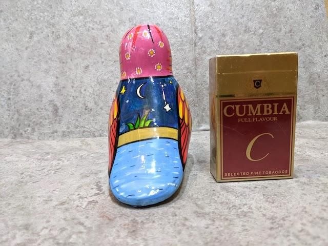 カラフルなトゥカンの陶器置物