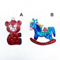 オハラタ ブリキオーナメント  壁飾り  [クマと木馬]<img class='new_mark_img2' src='https://img.shop-pro.jp/img/new/icons13.gif' style='border:none;display:inline;margin:0px;padding:0px;width:auto;' />
																													