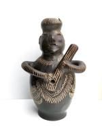 チリ キンチャマリ [黒陶器 ギター奏者 24cm]  ビンテージ<img class='new_mark_img2' src='https://img.shop-pro.jp/img/new/icons13.gif' style='border:none;display:inline;margin:0px;padding:0px;width:auto;' />