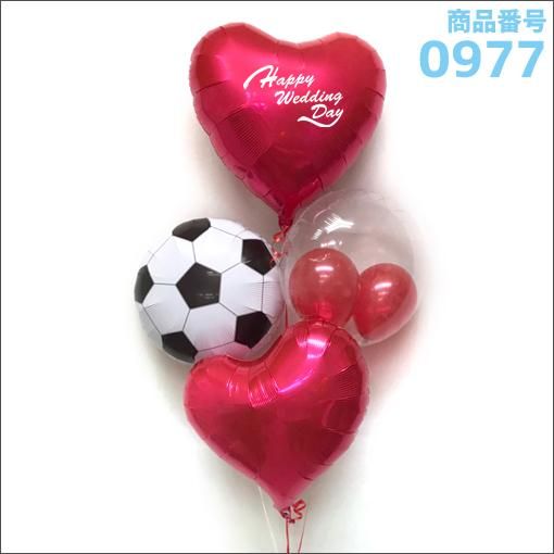 結婚式に贈るバルーン電報はバルーンショップ ポピンズ サッカー好きの新郎新婦にサッカーボールとハートバルーンのバルーンブーケ