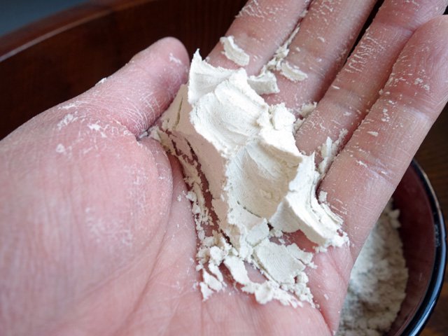 特特選｜石臼挽きそば粉は握ると手の形がくっきり残ります。
