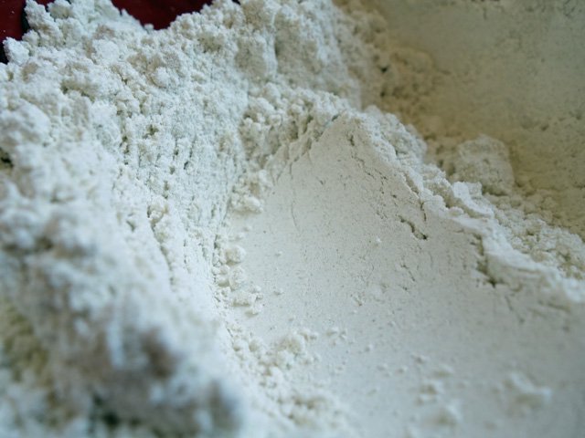 奈川在来種石臼びきそば粉。しっとりした粉質で生粉打ち(10割そば)でも十分に打てます。