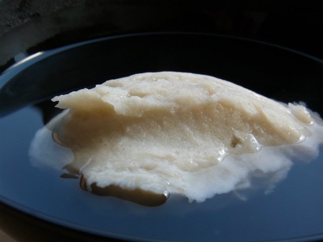 特白菊｜石臼挽きそば粉の調理例、そばがき。クセがなく黒蜜をかけてもおいしい。