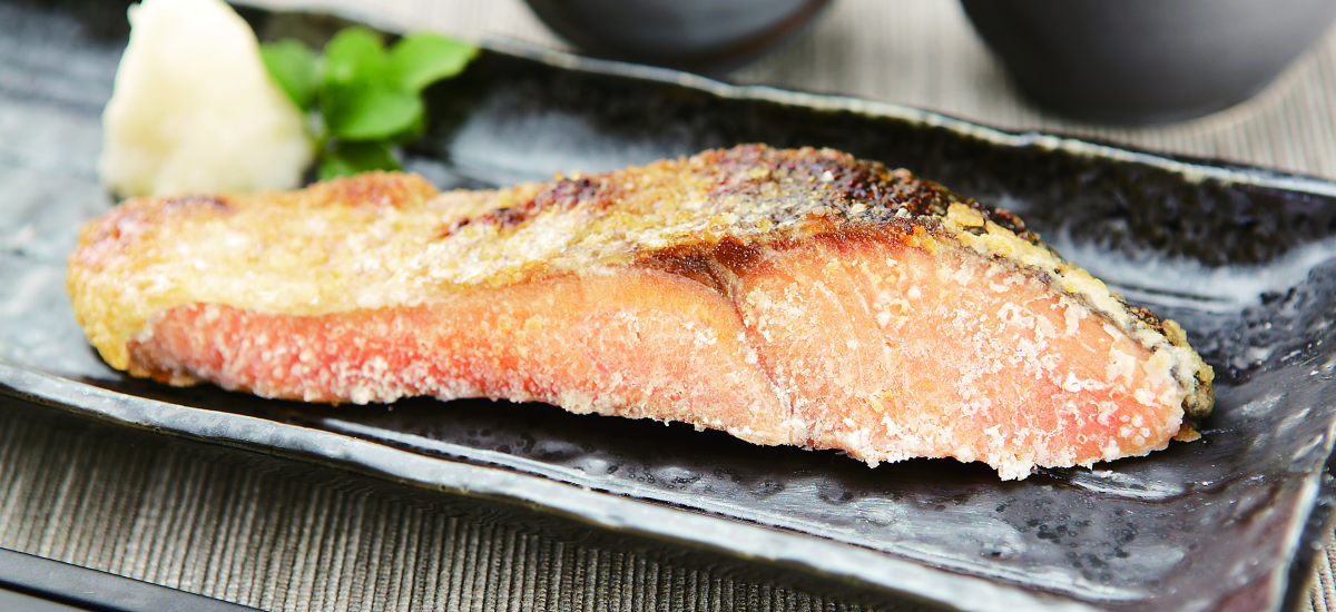 焼くと塩吹く昔懐かしい塩辛い塩紅鮭　鮭やふくなど関西のうまい魚を食卓へ「黒門三平　うまいもん便」