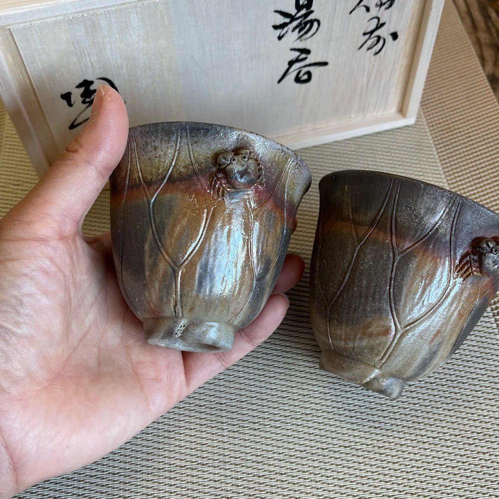 カニ付き蓮の葉湯呑み（木箱入り） - 陶古窯オンラインショップ