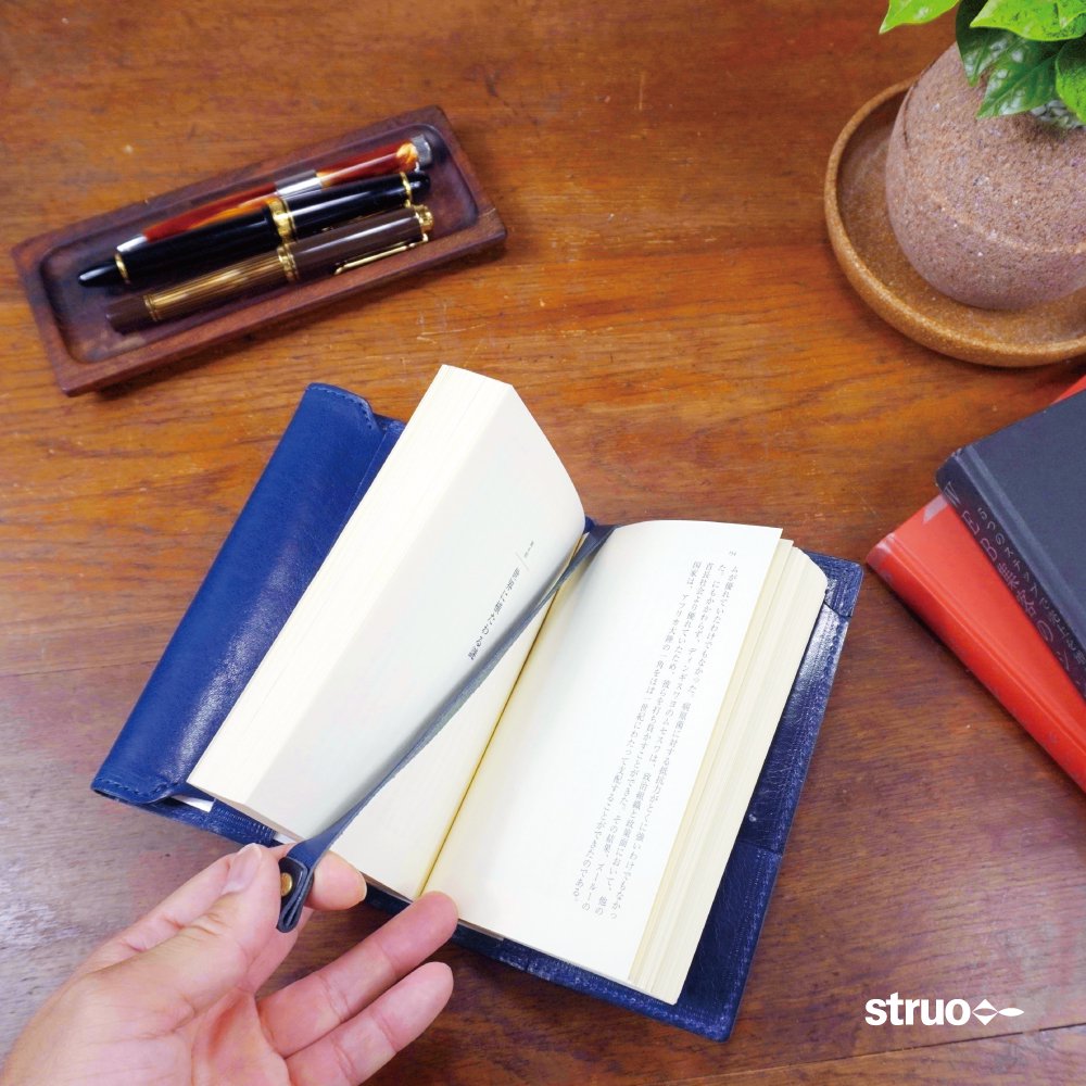STRUO | ブックカバー 革 新書本 サイズ  しおり付き 名入れ 新書 カバー 薄型 おしゃれ メンズ レディース おすすめ 手作り ギフト