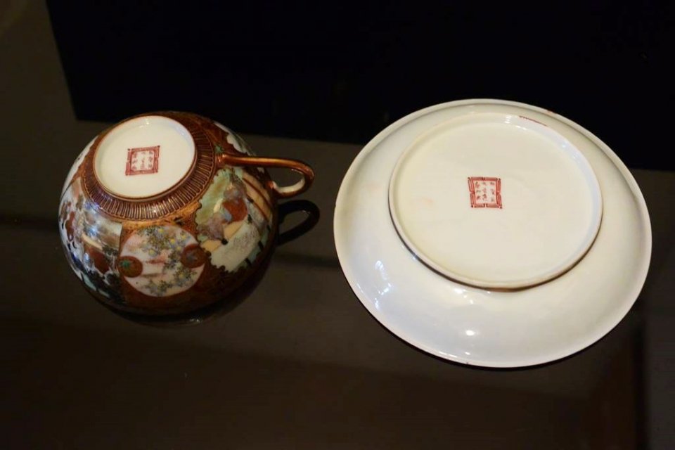 九谷【里帰り】 奥村画 金襴手細密画カップ＆ソーサー 難あり - 西洋アンティーク 11th Avenue | 銀座のアンティーク専門店