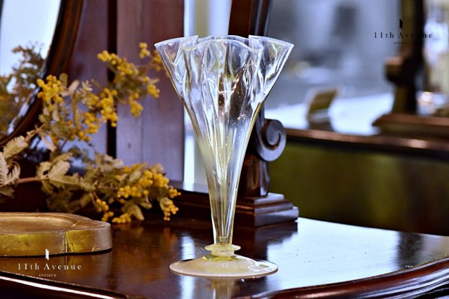 イギリス【アンティーク】ヴァセリンガラス　花瓶