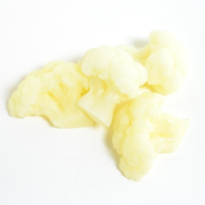 半分に切ったカリフラワー食品サ