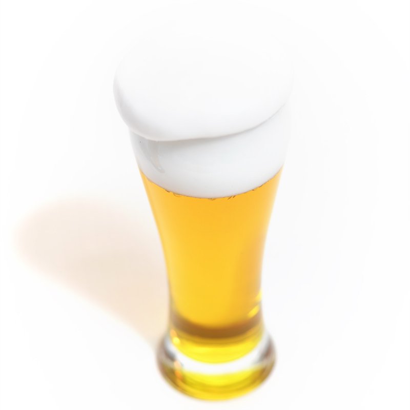 きめ細かな泡があふれそうな グラスビール 透明タイプ