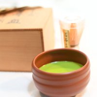 抹茶茶碗に入った抹茶の食品サンプルと茶筅のセット（Φ13.5cm×H9cm）
