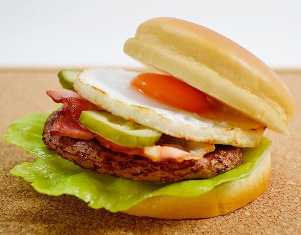 ベーコン目玉焼きハンバーガー