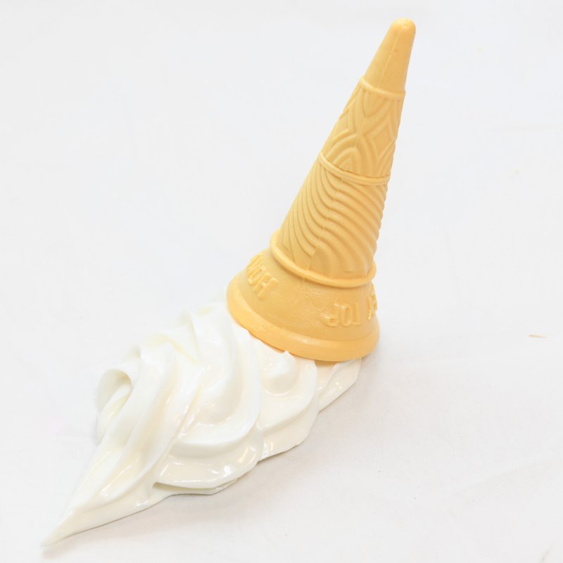 落としたソフトクリーム | ハンドメイドのバニラ味ソフトクリーム - FAKE FOOD HATANAKA - 食品サンプルの畑中