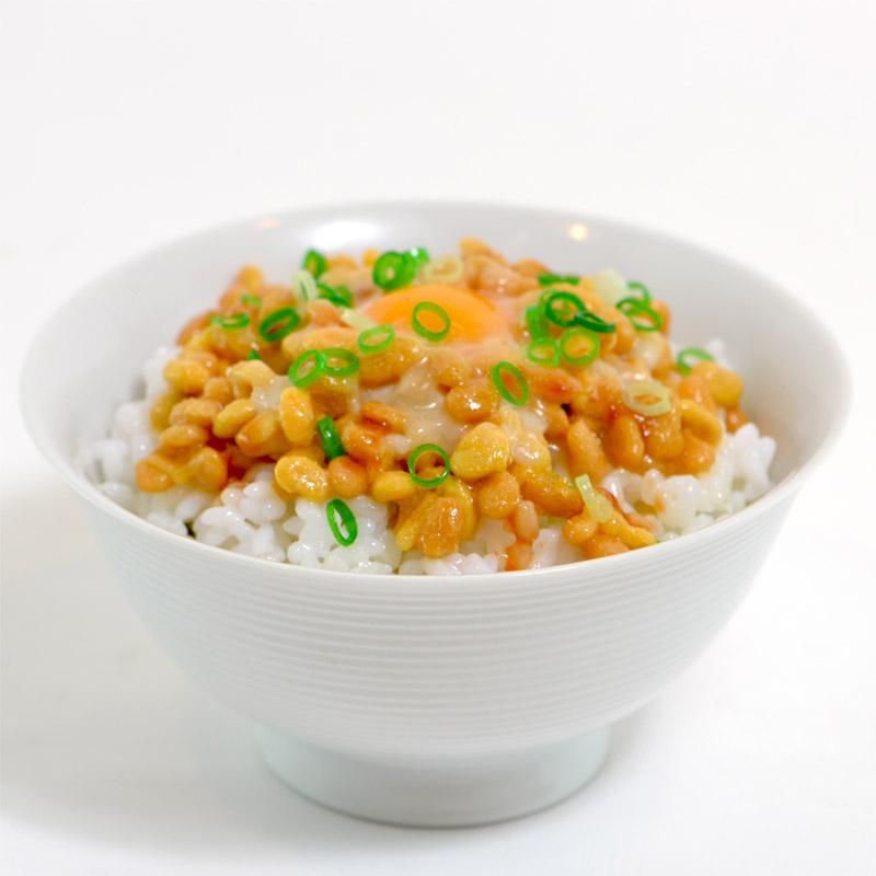 食品サンプル 納豆ご飯 箸持ち上げ 食品サンプル 納豆ご飯 箸持ち上げ