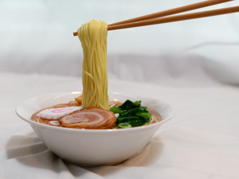 食品サンプル】箸で持ち上げたラーメン【中華】 - fake food HATANAKA 