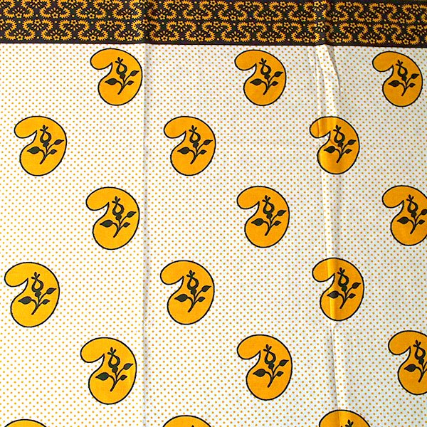 アフリカンプリント布 キテンゲ 105×100 カットオフ（カシューナッツがいっぱい）【画像1】