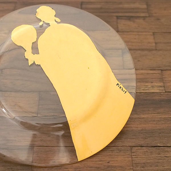 セネガル ガラス 絵皿 スウェール（花束 民族衣装 イエロー  直径 約19cm）【画像3】
