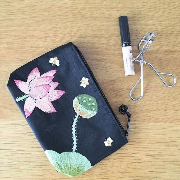 ベトナム 蓮の花（ロータス）刺繍 ポーチ（ビーズ付き ブラック）