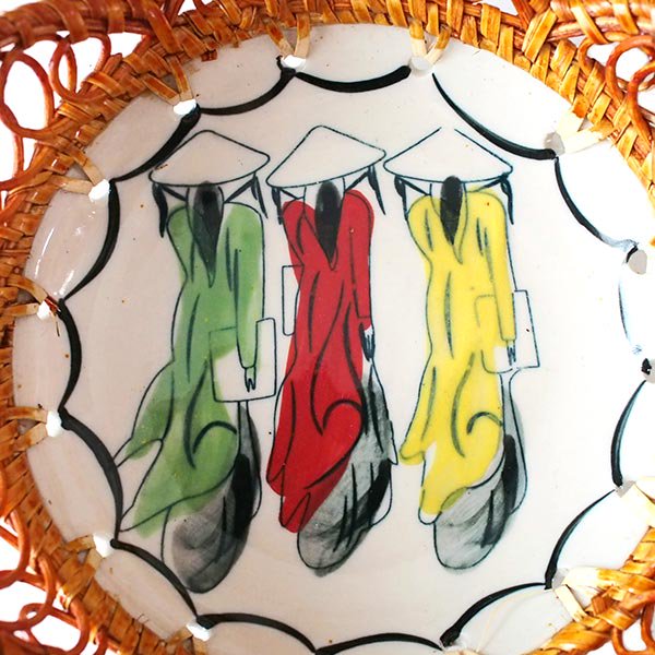ベトナム バッチャン焼き ラタン編み 皿  アオザイ（直径約15cm）【画像3】