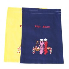 オーガンジー コットン 巾着 ベトナム 刺繍 巾着（天秤棒と花 アオザイの女性 2色 大サイズ 37×28）