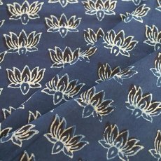 生地 手芸 インド ウッドブロック 木版藍染め 布  蓮 ロータス  幅約113×95 切りっぱなし