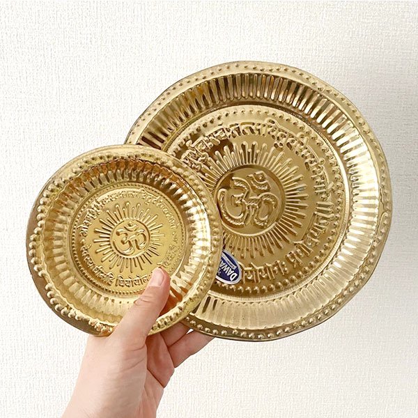 インド 梵字 オーンの皿 直径約22cm 祭壇の際におかずを盛り付けるために使用されるお皿【画像5】