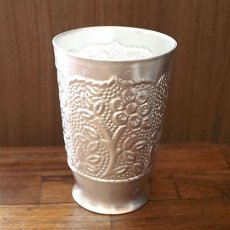 インド・ネパール  雑貨 インド 唐草模様 アルミ 花瓶 エンボス 直径約8cm 350ml程度